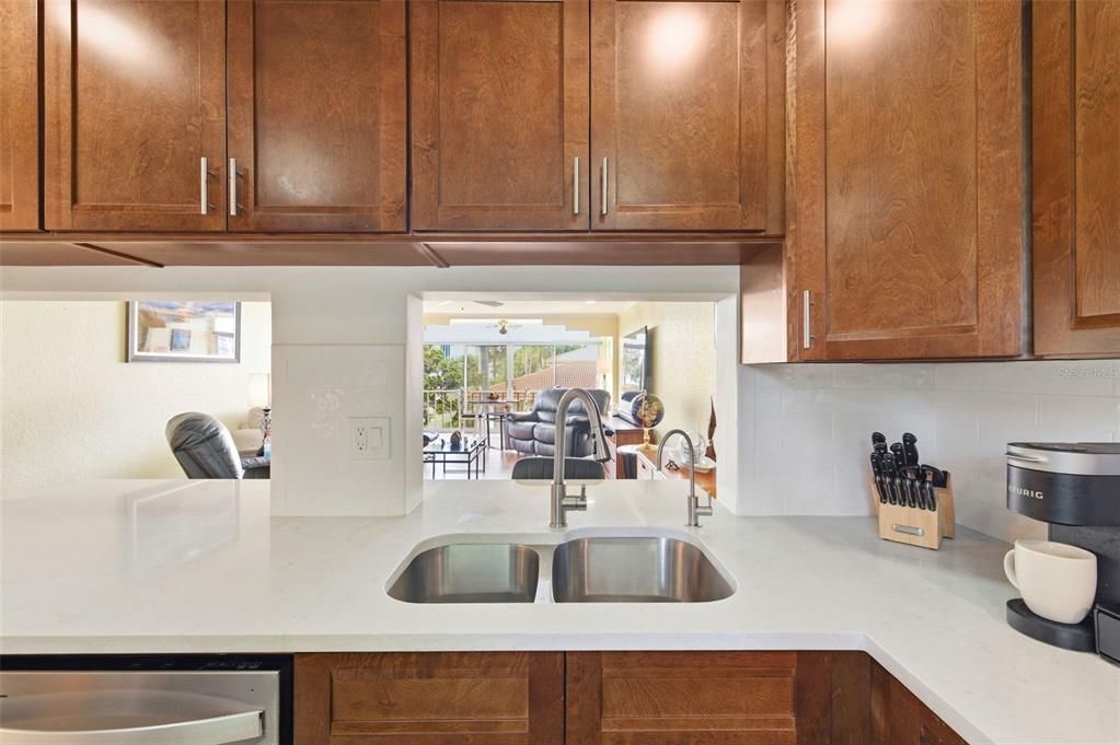 For Sale: $250,000 (2 beds, 2 baths, 1060 Square Feet)
