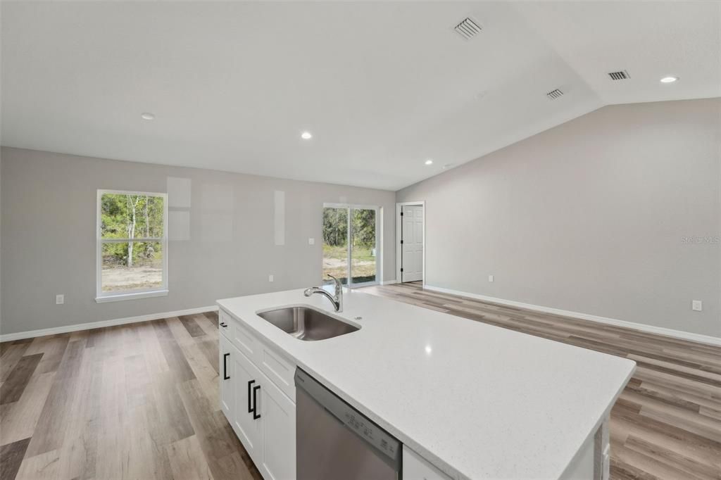 En Venta: $345,000 (3 camas, 2 baños, 1560 Pies cuadrados)