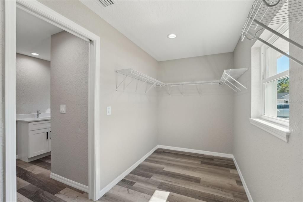 En Venta: $345,000 (3 camas, 2 baños, 1560 Pies cuadrados)