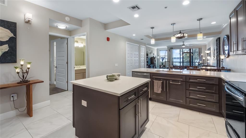 For Sale: $349,000 (2 beds, 2 baths, 1402 Square Feet)