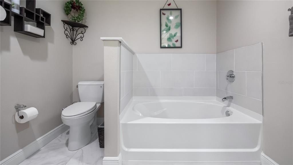 For Sale: $349,000 (2 beds, 2 baths, 1402 Square Feet)