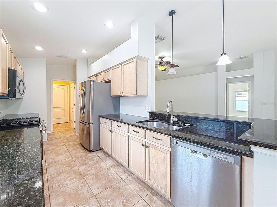 На продажу: $429,990 (4 спален, 2 ванн, 1853 Квадратных фут)