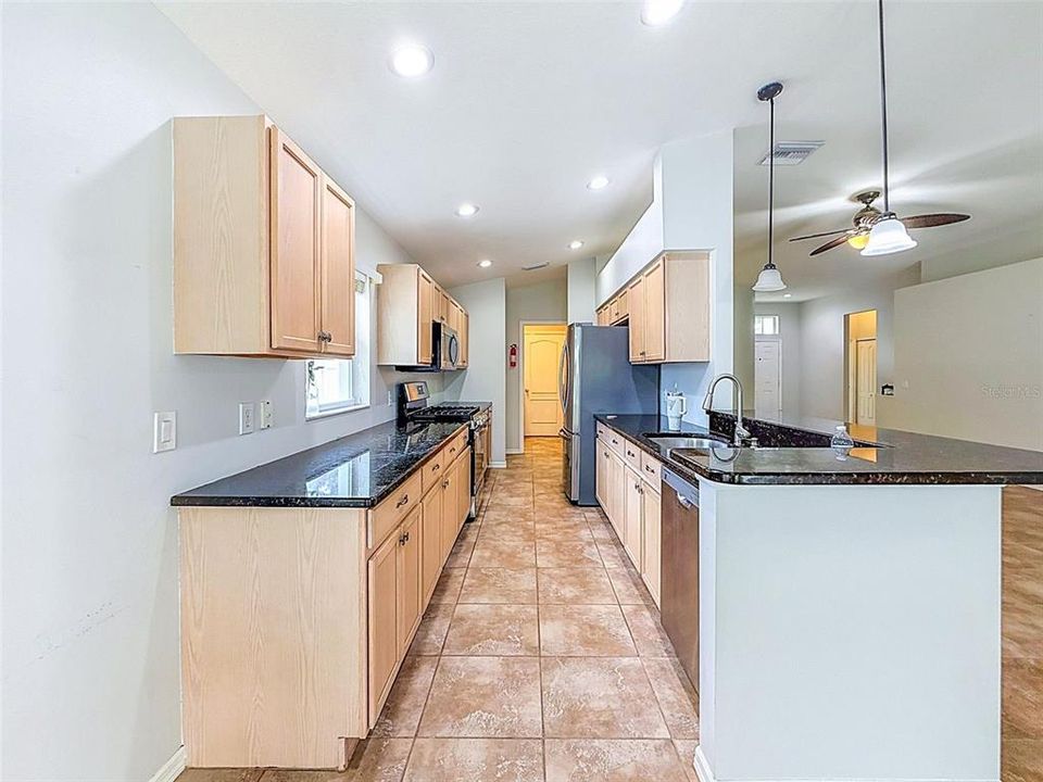 На продажу: $429,990 (4 спален, 2 ванн, 1853 Квадратных фут)