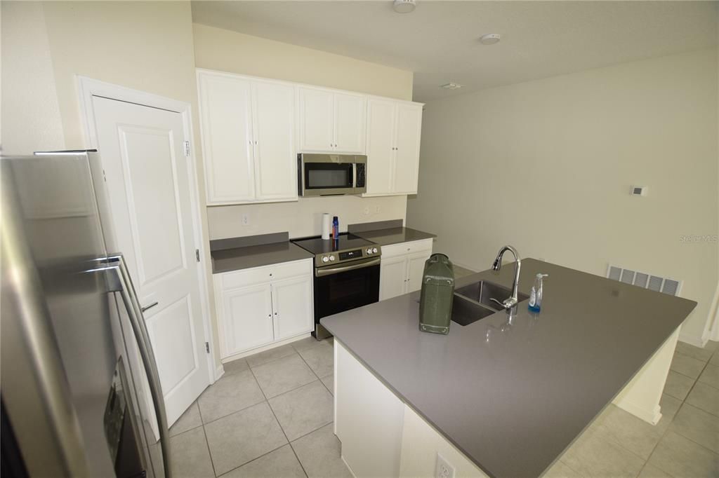 For Rent: $1,900 (3 beds, 2 baths, 1560 Square Feet)