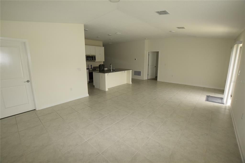 For Rent: $1,900 (3 beds, 2 baths, 1560 Square Feet)