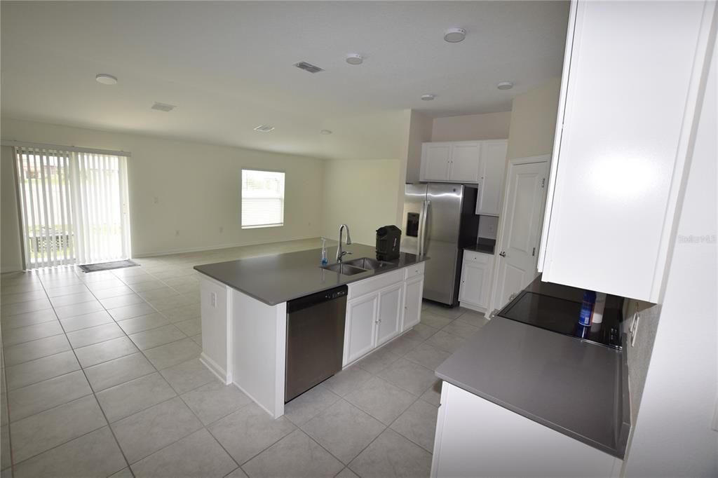 For Rent: $1,900 (3 beds, 2 baths, 1560 Square Feet)