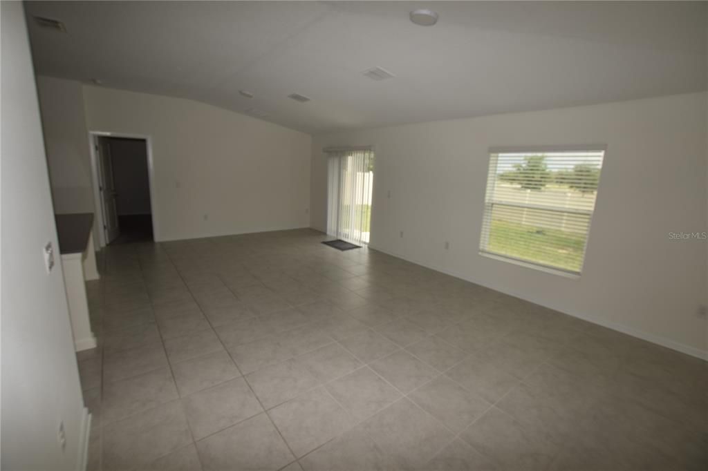 For Rent: $1,900 (3 beds, 2 baths, 1560 Square Feet)