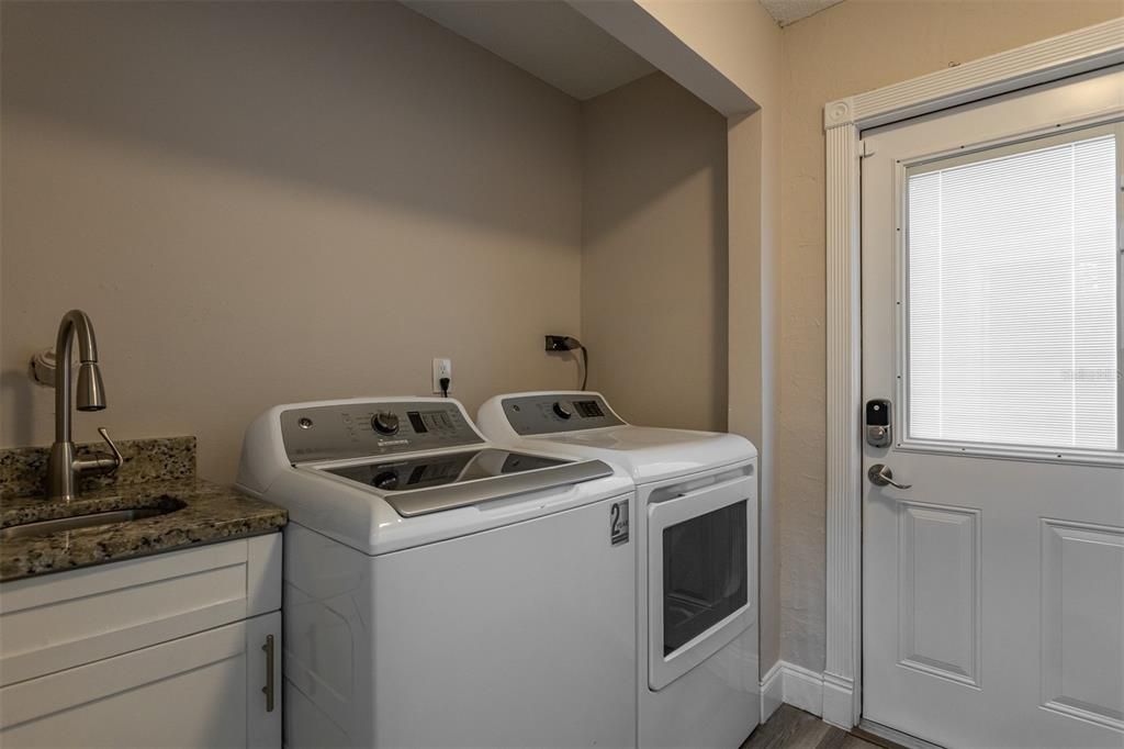For Sale: $610,000 (3 beds, 3 baths, 1716 Square Feet)