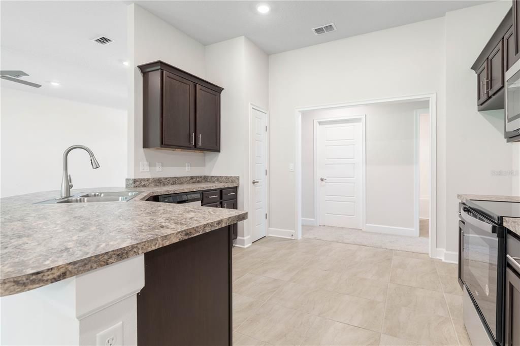 Activo con contrato: $380,900 (4 camas, 3 baños, 2265 Pies cuadrados)