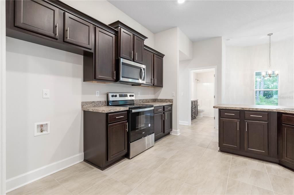 Activo con contrato: $380,900 (4 camas, 3 baños, 2265 Pies cuadrados)