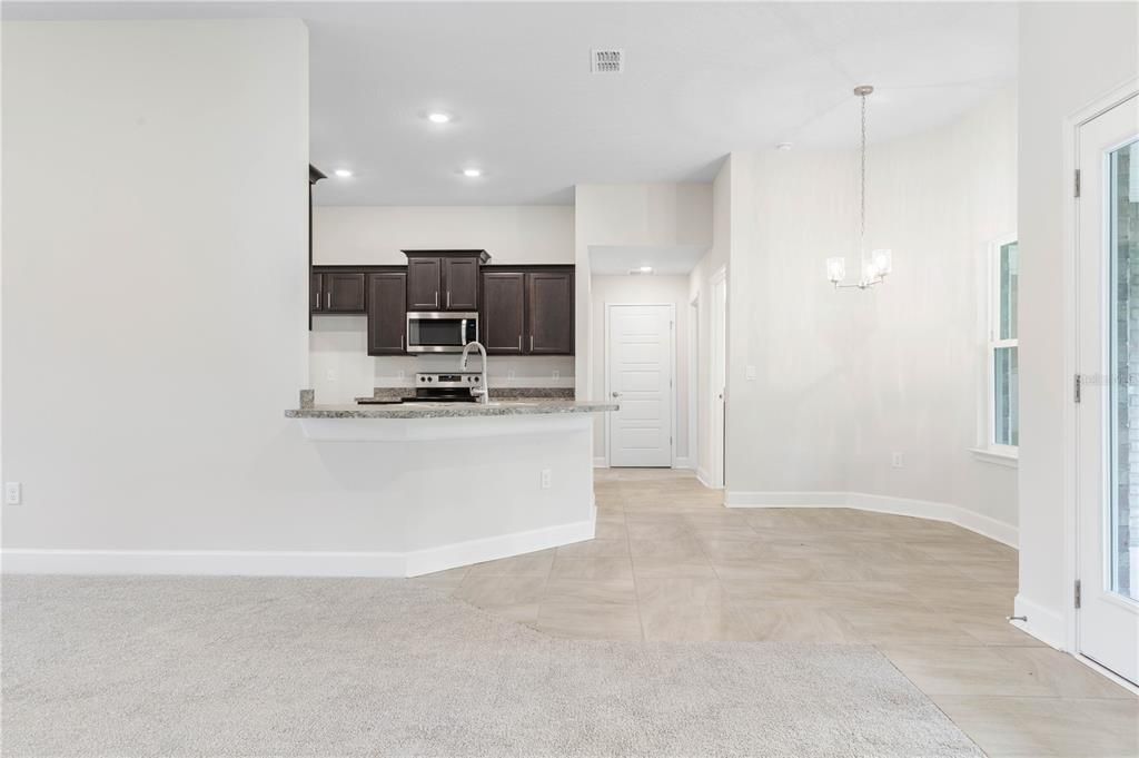 Activo con contrato: $380,900 (4 camas, 3 baños, 2265 Pies cuadrados)