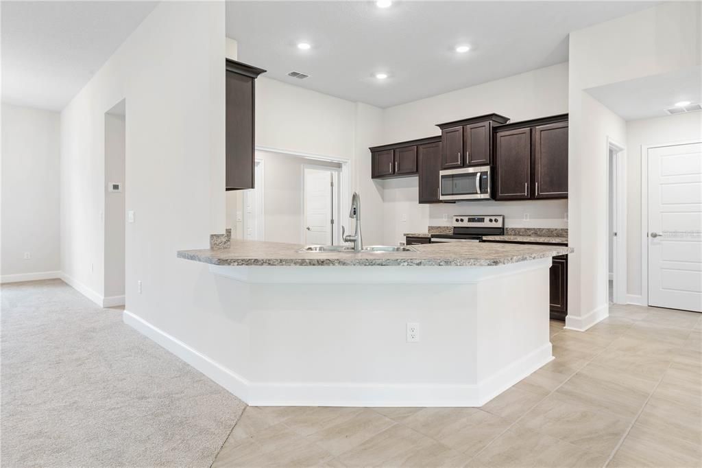 Activo con contrato: $380,900 (4 camas, 3 baños, 2265 Pies cuadrados)