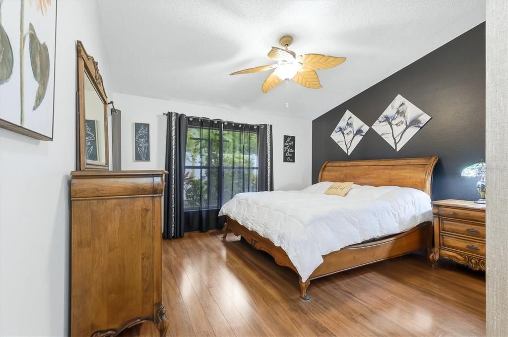 For Sale: $274,999 (2 beds, 2 baths, 1340 Square Feet)