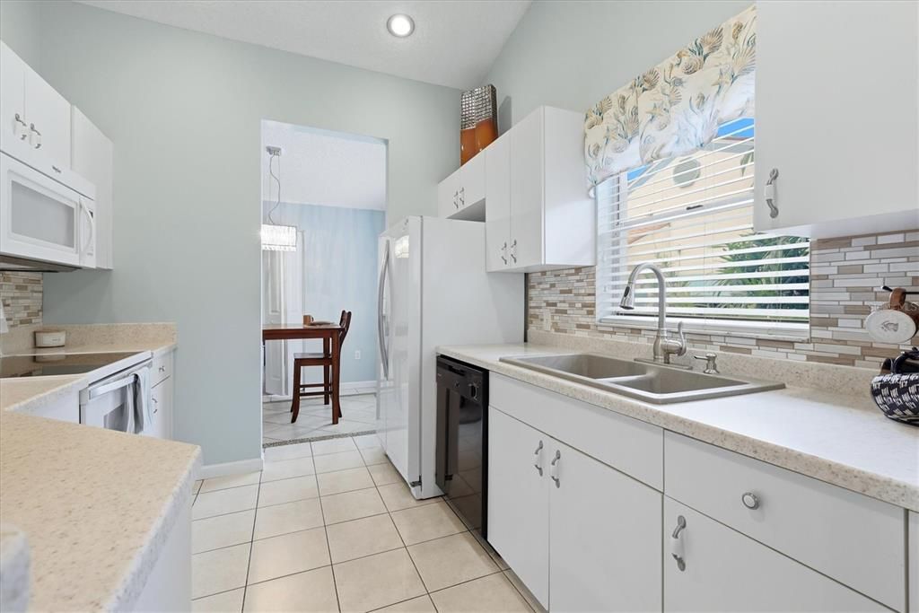For Sale: $274,999 (2 beds, 2 baths, 1340 Square Feet)