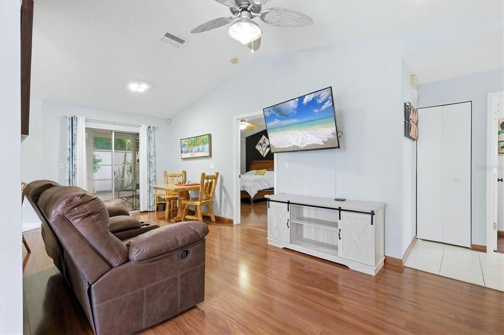For Sale: $274,999 (2 beds, 2 baths, 1340 Square Feet)