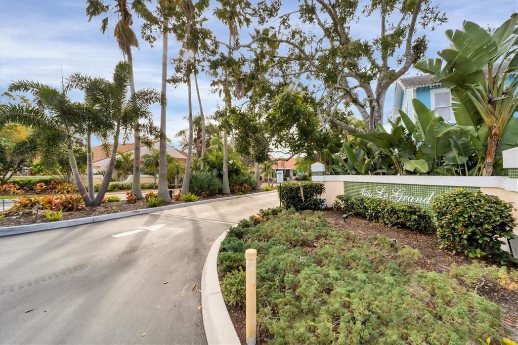 For Sale: $274,999 (2 beds, 2 baths, 1340 Square Feet)