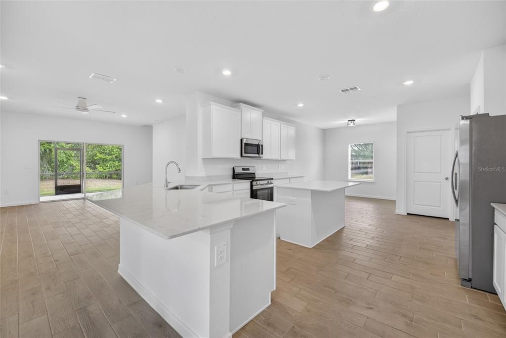 En Venta: $349,900 (4 camas, 3 baños, 2290 Pies cuadrados)