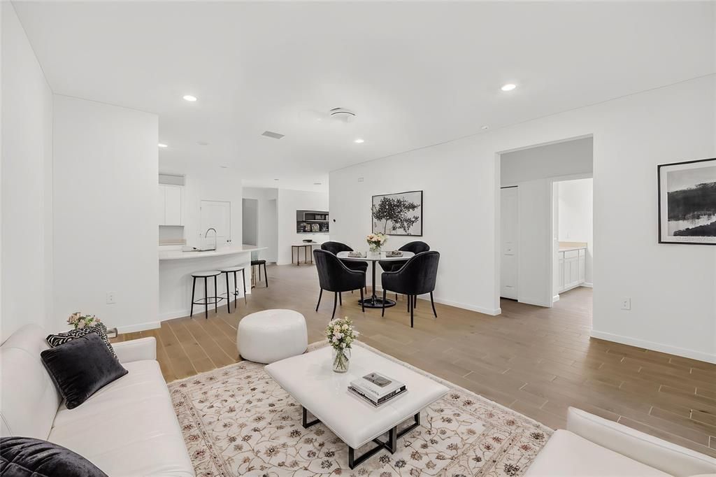 En Venta: $349,900 (4 camas, 3 baños, 2290 Pies cuadrados)