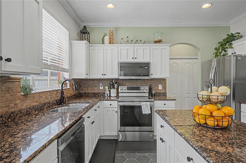 For Sale: $475,000 (3 beds, 2 baths, 2481 Square Feet)