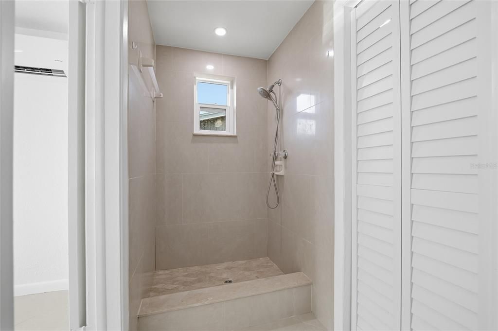 En Venta: $300,000 (3 camas, 2 baños, 1336 Pies cuadrados)