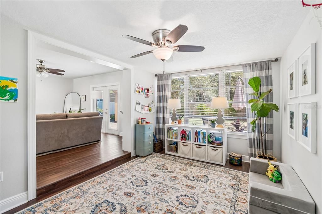 For Sale: $520,000 (3 beds, 2 baths, 1297 Square Feet)