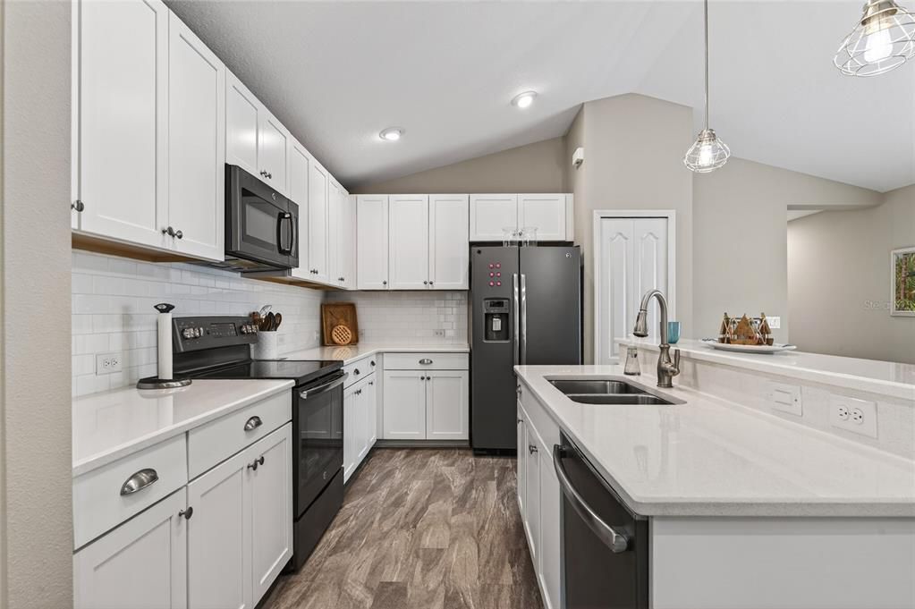 For Sale: $309,700 (2 beds, 2 baths, 1255 Square Feet)