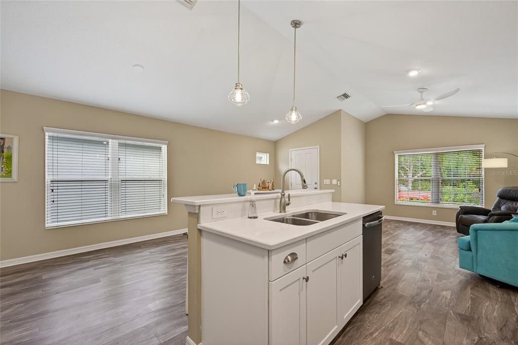 For Sale: $309,700 (2 beds, 2 baths, 1255 Square Feet)