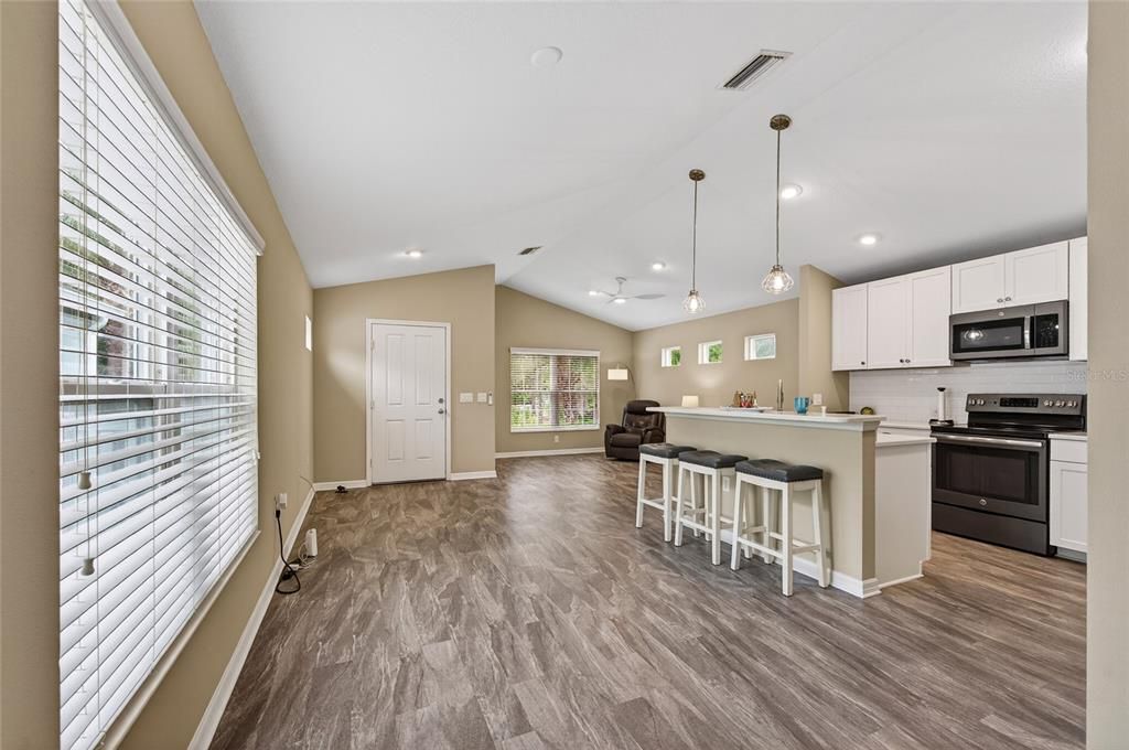 For Sale: $309,700 (2 beds, 2 baths, 1255 Square Feet)