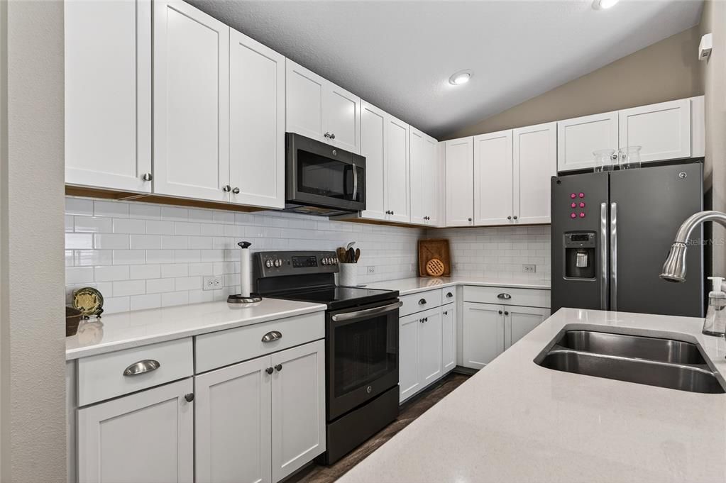 For Sale: $309,700 (2 beds, 2 baths, 1255 Square Feet)