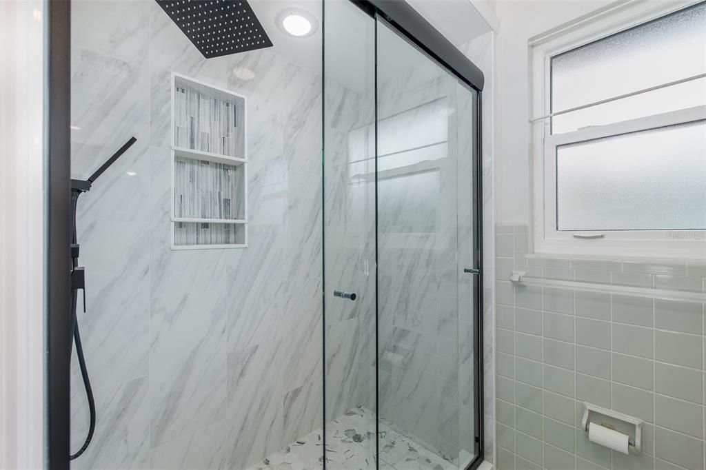 For Rent: $2,500 (2 beds, 1 baths, 1422 Square Feet)