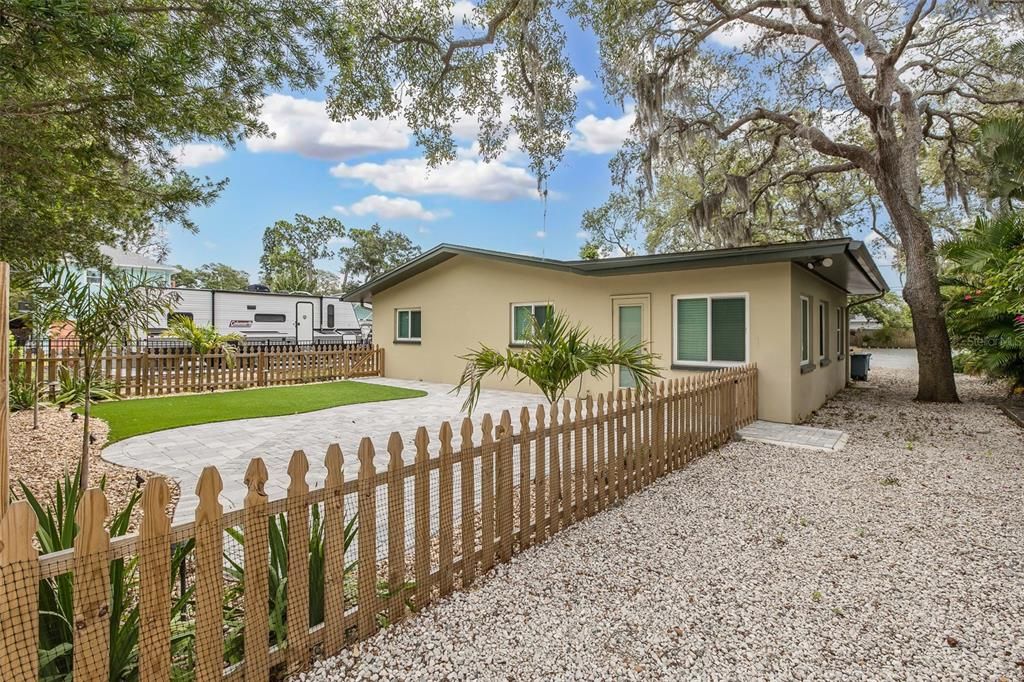For Rent: $2,500 (2 beds, 1 baths, 1422 Square Feet)