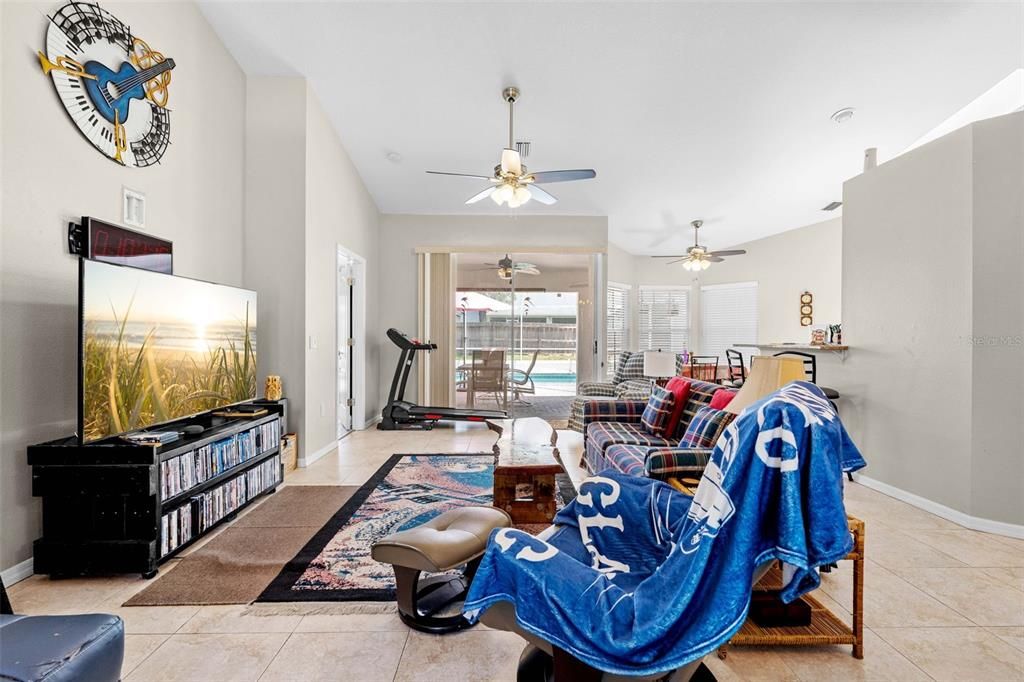 For Sale: $350,000 (3 beds, 2 baths, 1539 Square Feet)