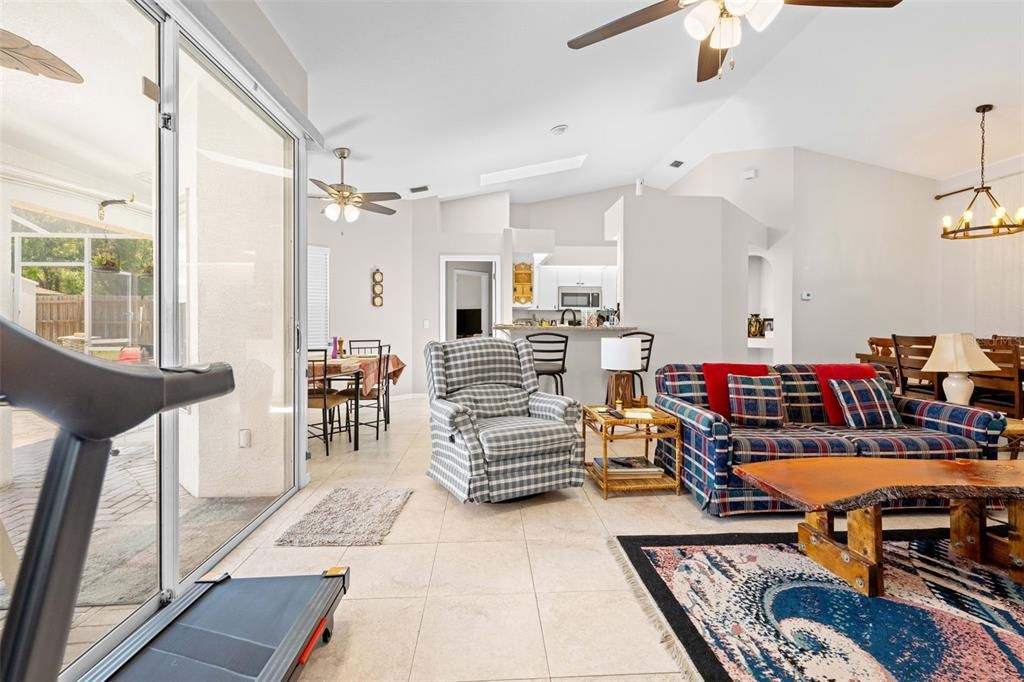 For Sale: $350,000 (3 beds, 2 baths, 1539 Square Feet)