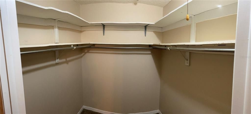 For Rent: $1,600 (1 beds, 1 baths, 729 Square Feet)