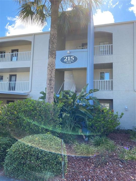 For Rent: $1,600 (1 beds, 1 baths, 729 Square Feet)