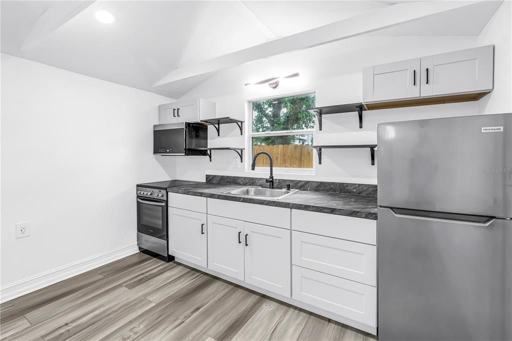 For Rent: $1,195 (1 beds, 1 baths, 288 Square Feet)