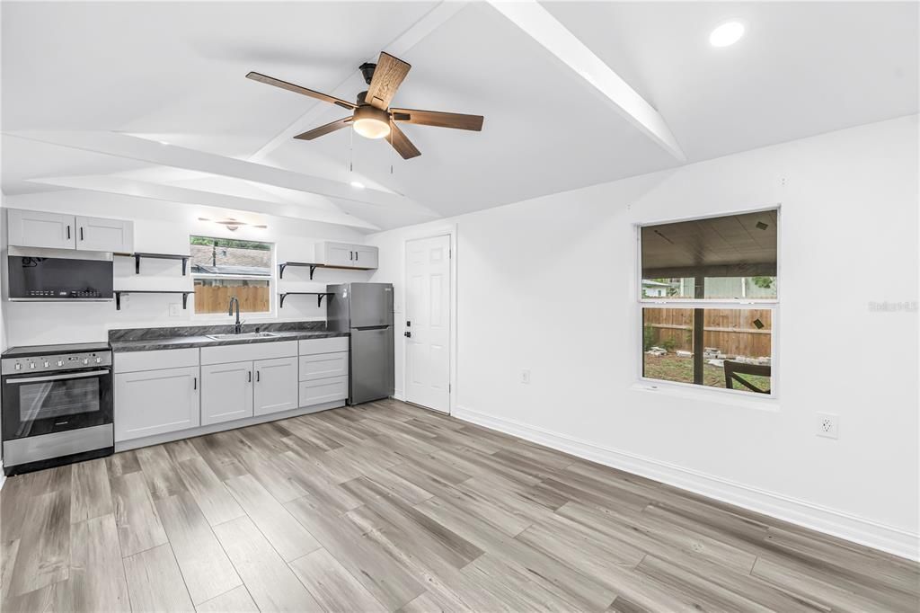 For Rent: $1,195 (1 beds, 1 baths, 288 Square Feet)