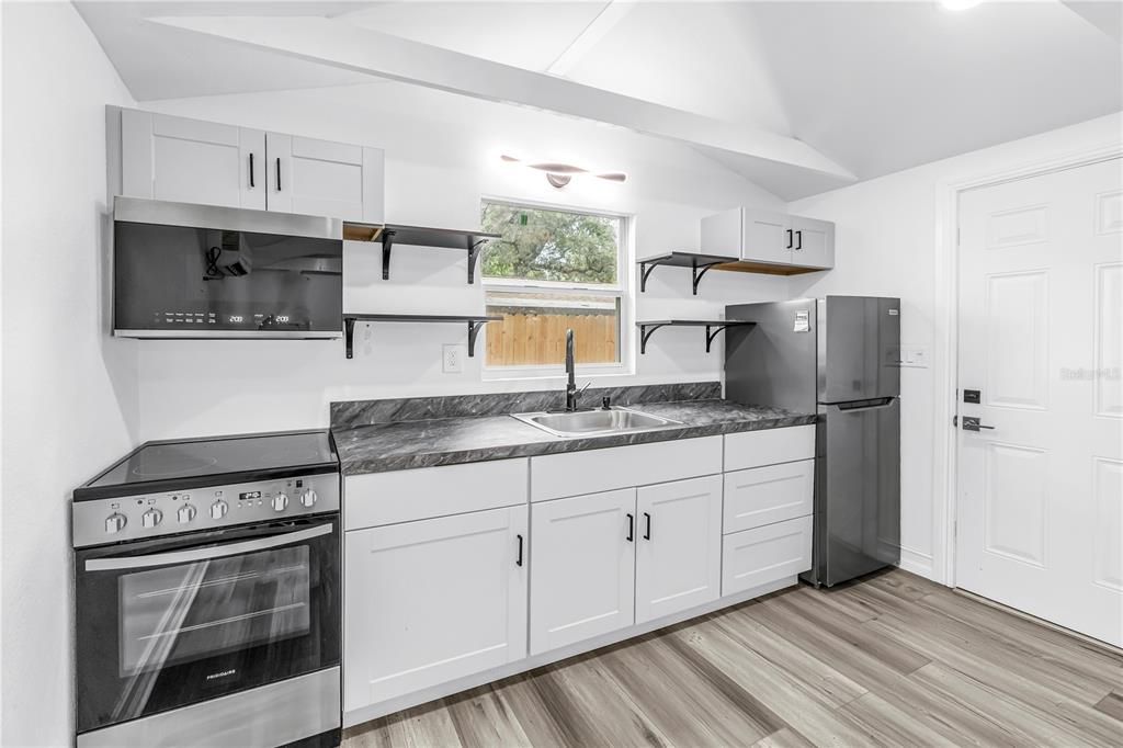 For Rent: $1,195 (1 beds, 1 baths, 288 Square Feet)