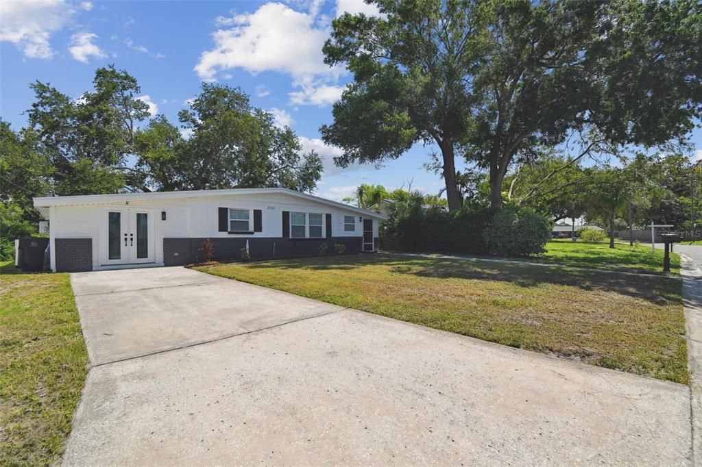 For Sale: $475,000 (4 beds, 2 baths, 1638 Square Feet)