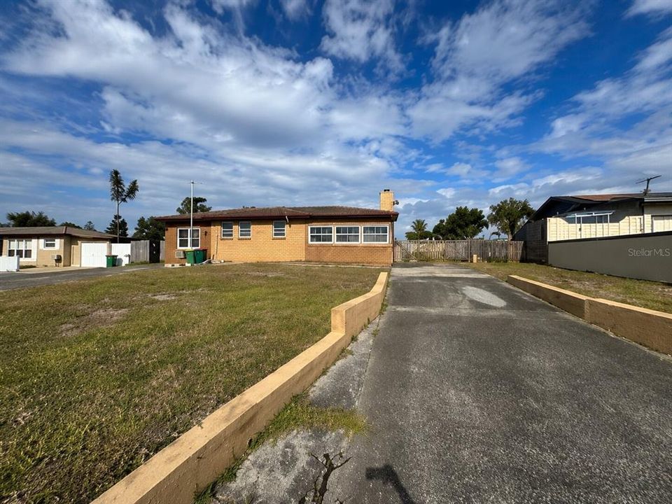 Recently Sold: $151,000 (3 beds, 2 baths, 2116 Square Feet)