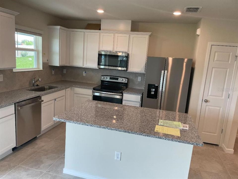 For Sale: $399,900 (5 beds, 3 baths, 2416 Square Feet)
