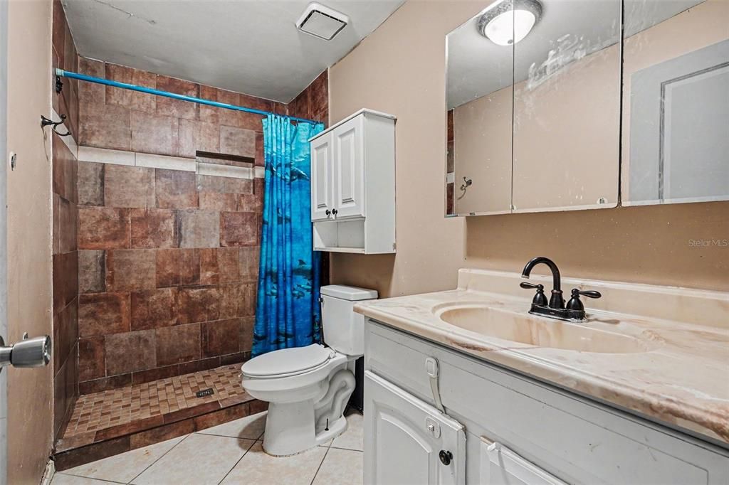 For Sale: $200,000 (5 beds, 2 baths, 1748 Square Feet)