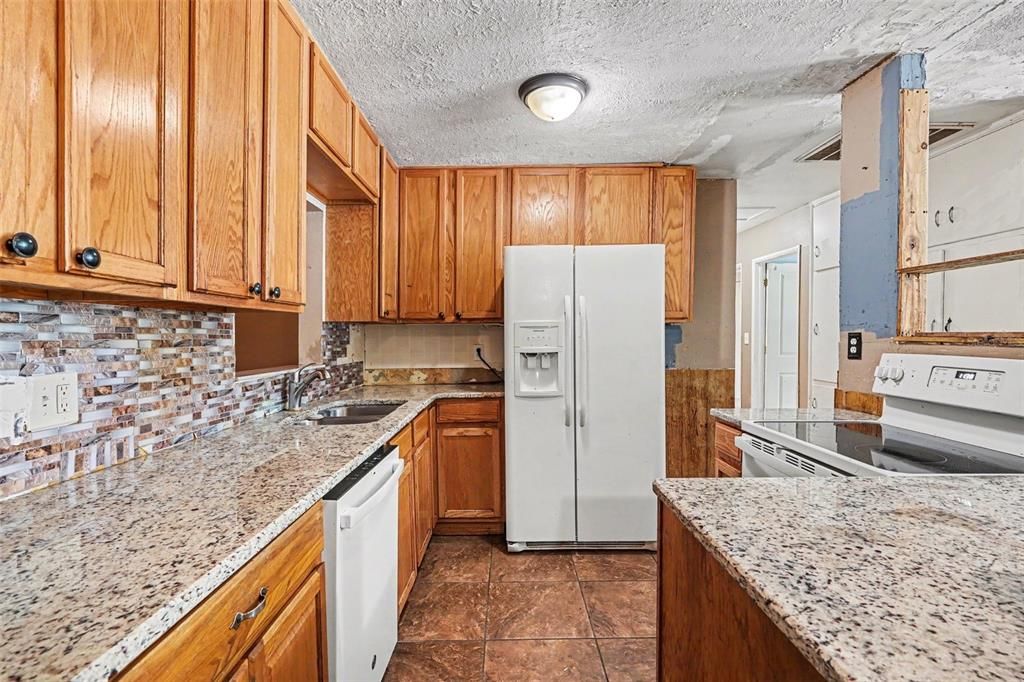 For Sale: $200,000 (5 beds, 2 baths, 1748 Square Feet)