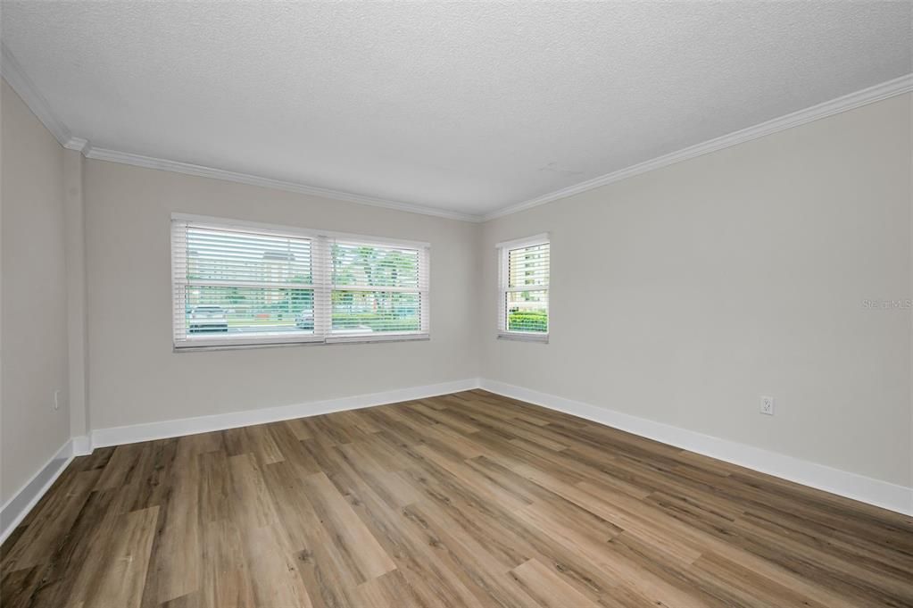 For Sale: $105,000 (1 beds, 1 baths, 760 Square Feet)