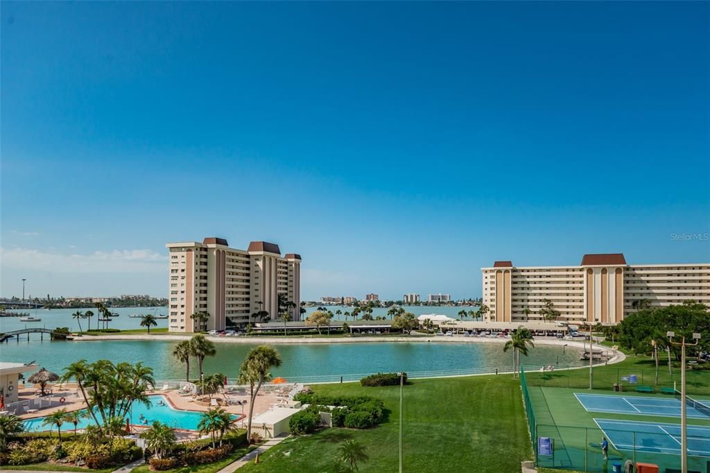 For Sale: $105,000 (1 beds, 1 baths, 760 Square Feet)