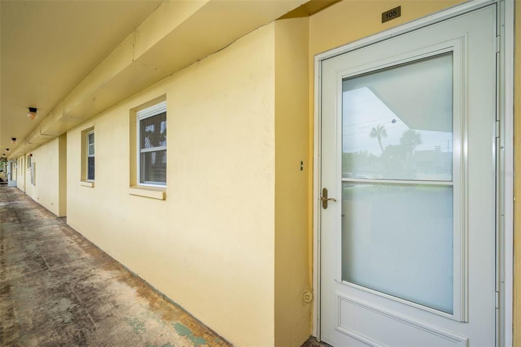For Sale: $105,000 (1 beds, 1 baths, 760 Square Feet)
