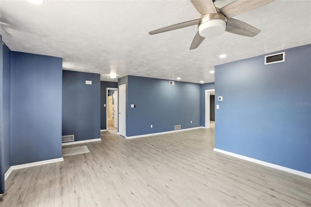 Active With Contract: $347,500 (2 beds, 2 baths, 1460 Square Feet)