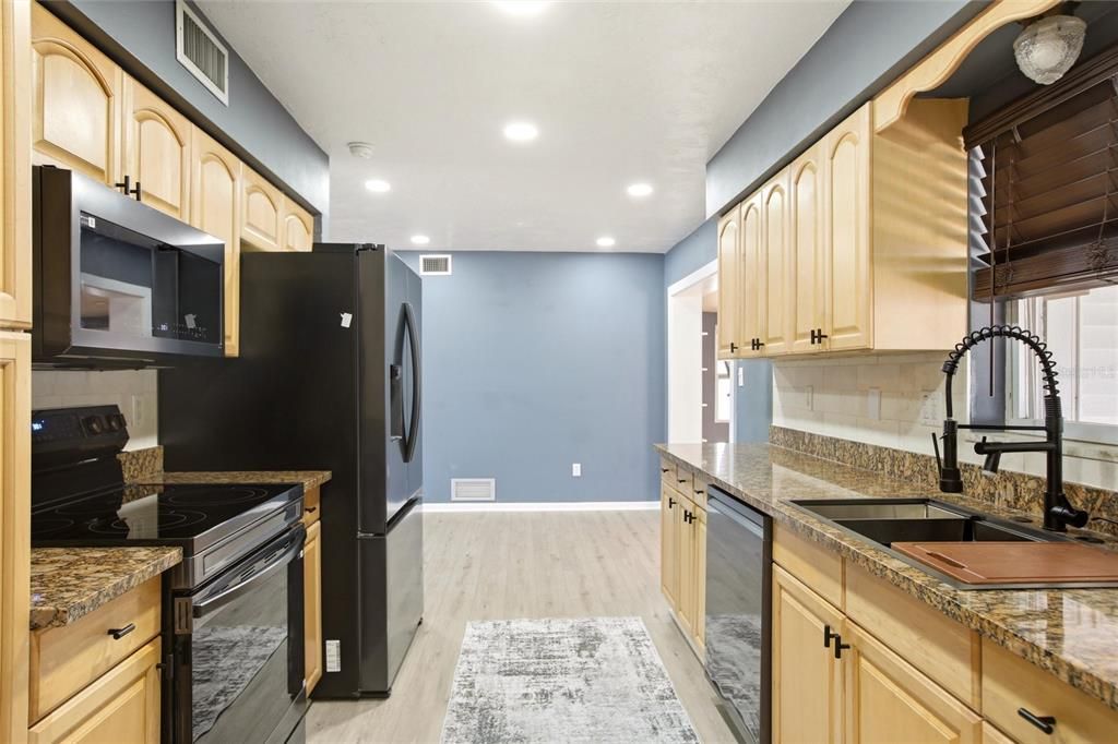Active With Contract: $347,500 (2 beds, 2 baths, 1460 Square Feet)