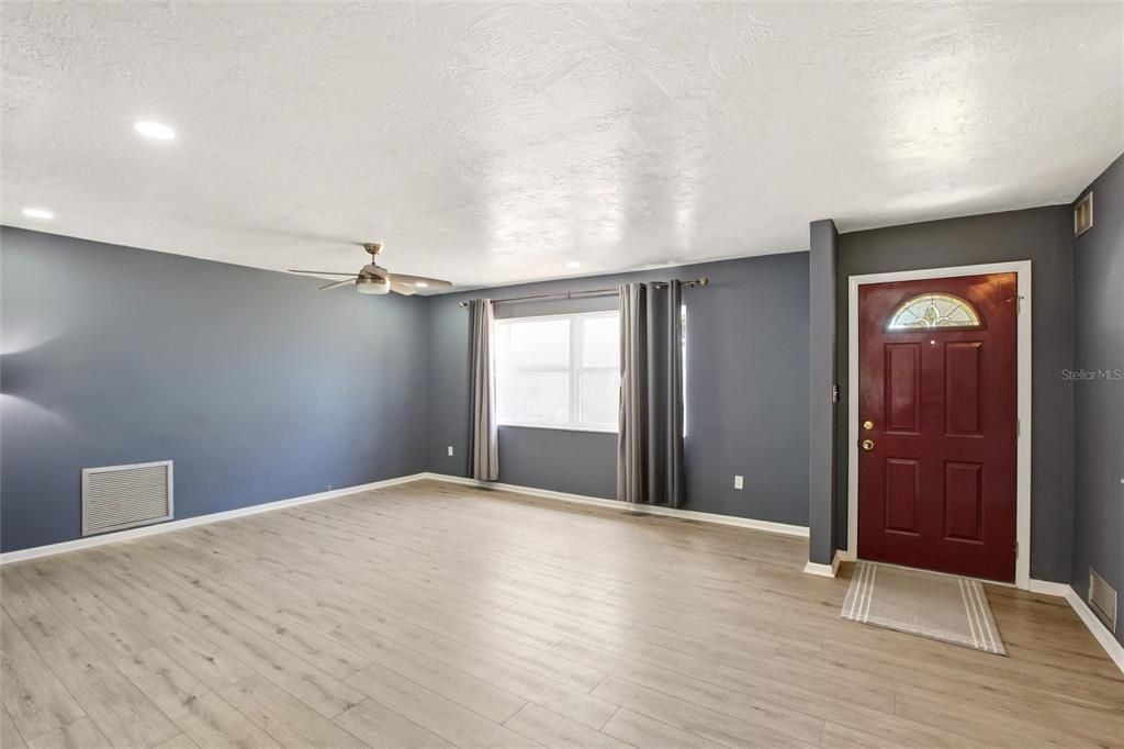 Active With Contract: $347,500 (2 beds, 2 baths, 1460 Square Feet)