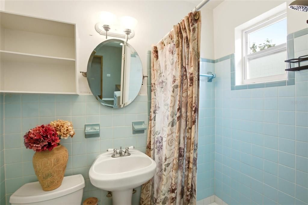 Active With Contract: $347,500 (2 beds, 2 baths, 1460 Square Feet)